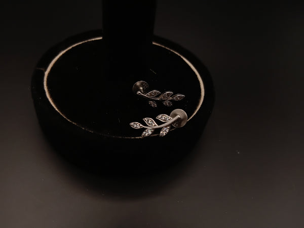 Elegant leafy stud earring