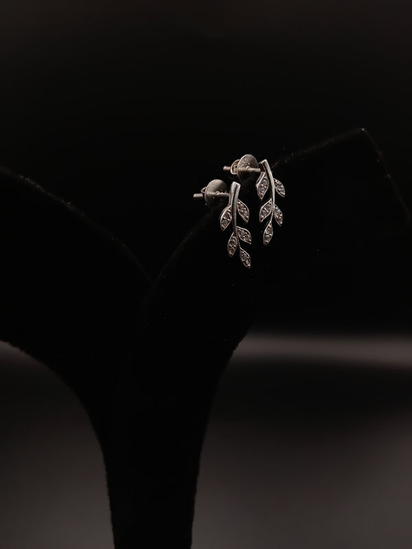 Elegant leafy stud earring