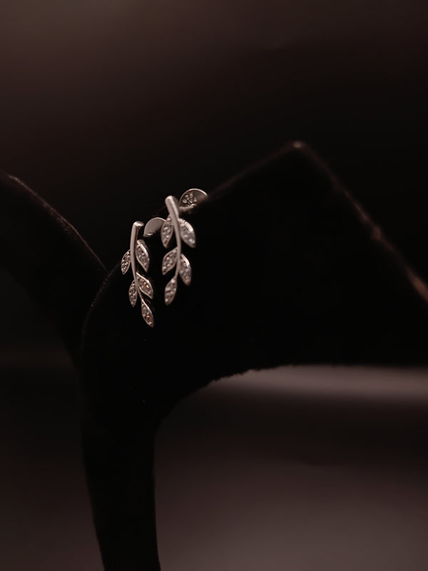 Elegant leafy stud earring